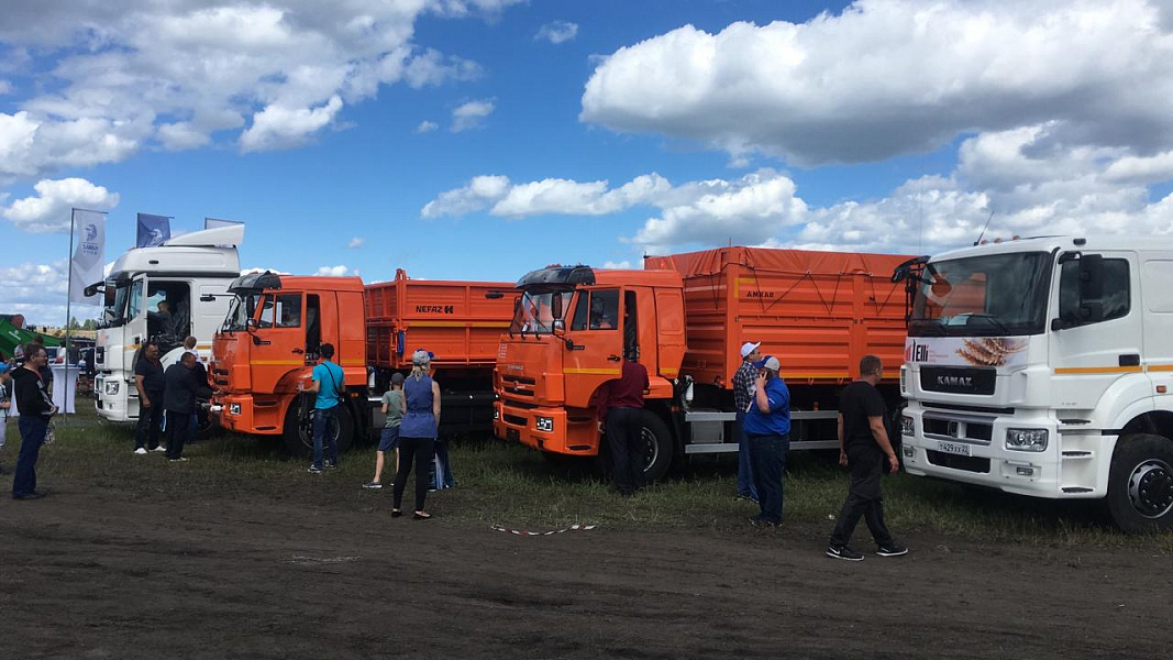 Автотехника КАМАЗ на агропромышленном форуме 