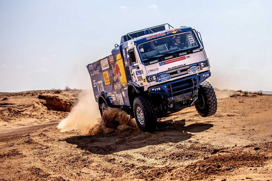 Каргинов – первый, у соперников «КАМАЗ-мастера» проблемы.